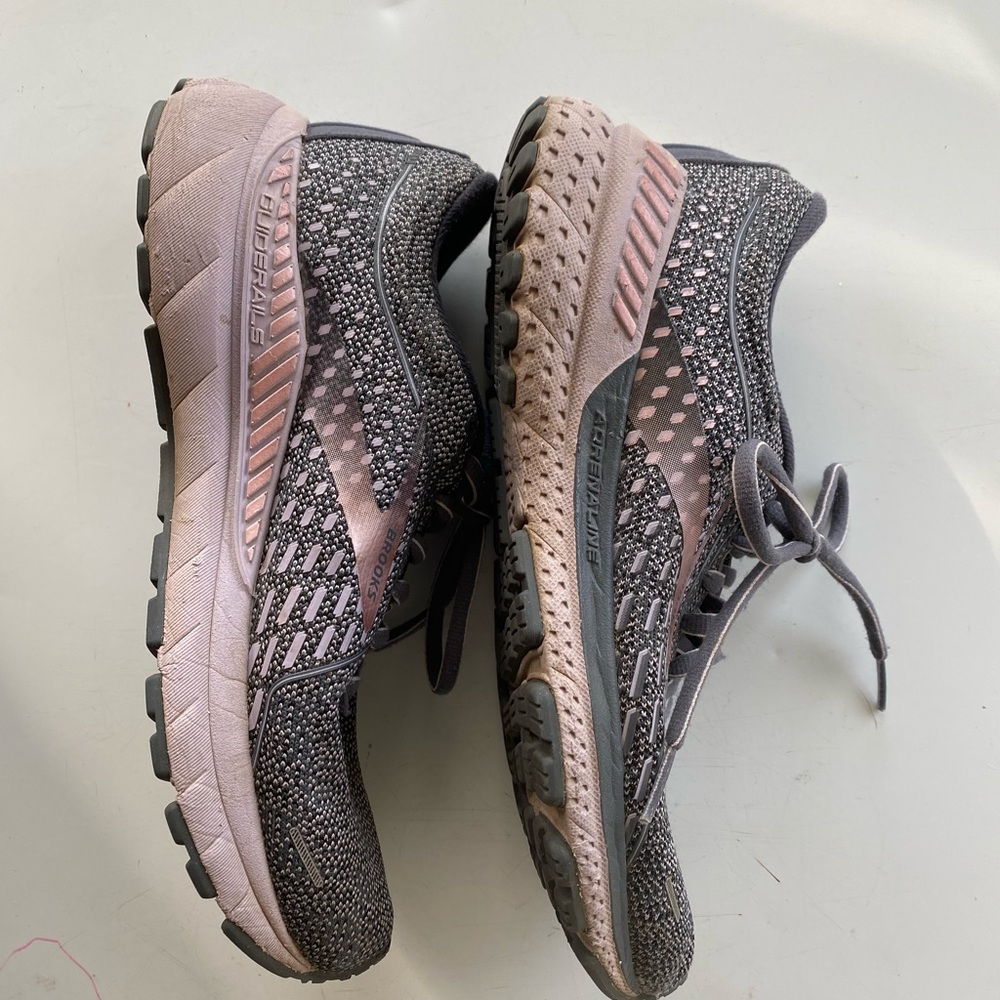 Women’s Brooks Adrenaline GTS 21 size 7